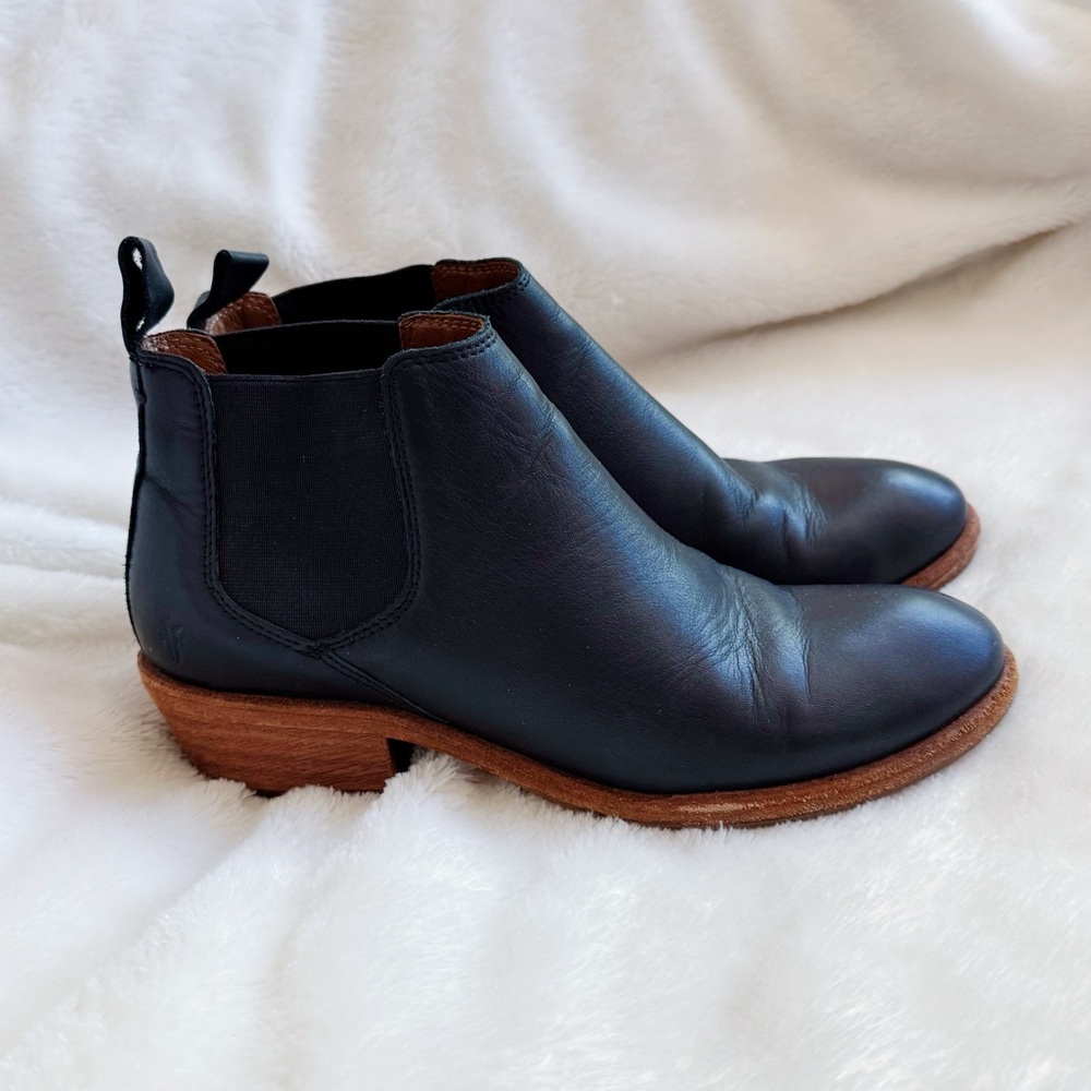Frye Women's Carson Chelsea Boot Black Size 6